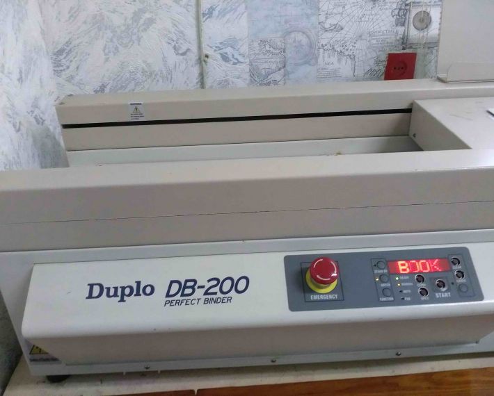 Настольный термобиндер для небольших тиражей Duplo DB 200.